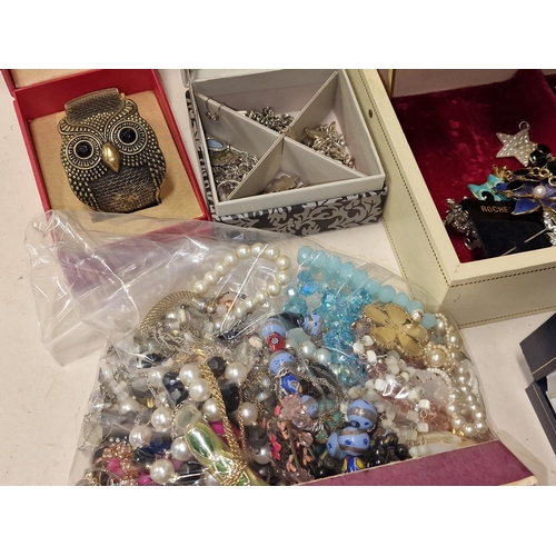 333 - Large quantity of costume and other Jewellery to include gold and silver