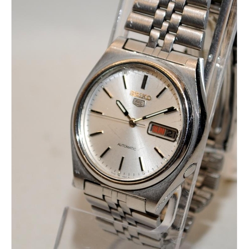 396 - Vintage gents Seiko 5 automatic watch 7009-3170. Seen working at time of listing