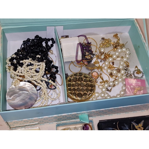 407 - A hinged jewellery box containing a collection of costume jewellery to include gold and silver.