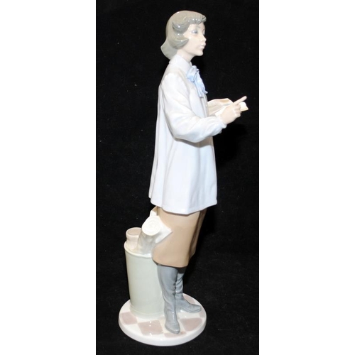 131 - LLadro figure Professor Lady Teacher no 5048 retied in 1981 39cm tall