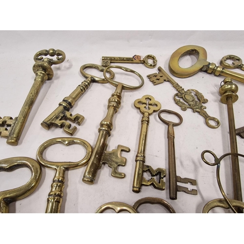 190 - Large quantity of vintage and other brass door keys