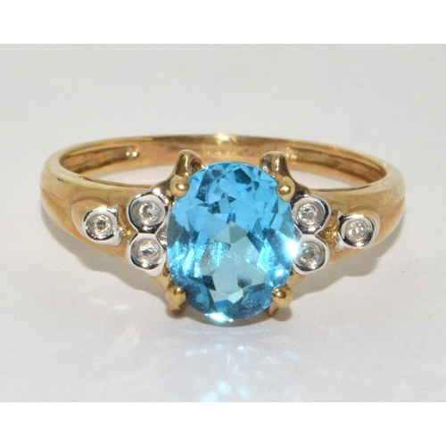 223 - 9ct gold ladies Diamond chip and blue center stone statement ring size S