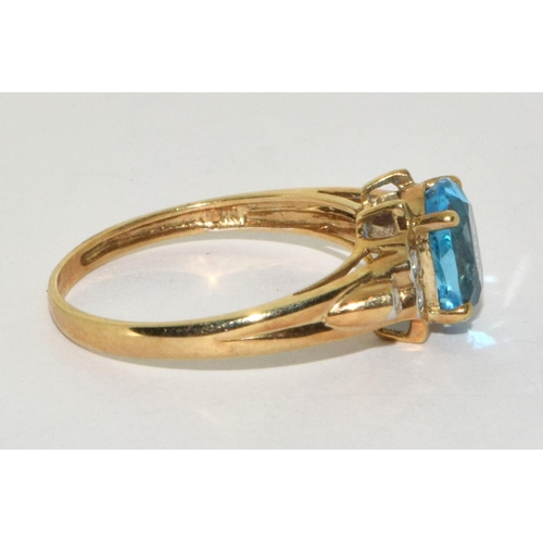 223 - 9ct gold ladies Diamond chip and blue center stone statement ring size S