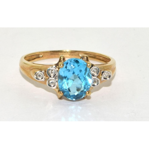 223 - 9ct gold ladies Diamond chip and blue center stone statement ring size S