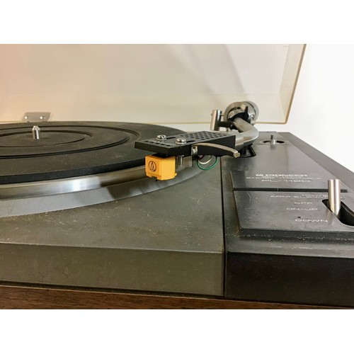 511 - PIONEER STEREO TURNTABLE. This is a two speed belt drive turntable model No.PL112D.Fitted with a mag... 