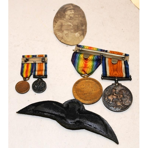 124 - WW1 medal pair awarded to Lieut. Bryer RAF. This interesting lot also includes miniature medals, RFC... 