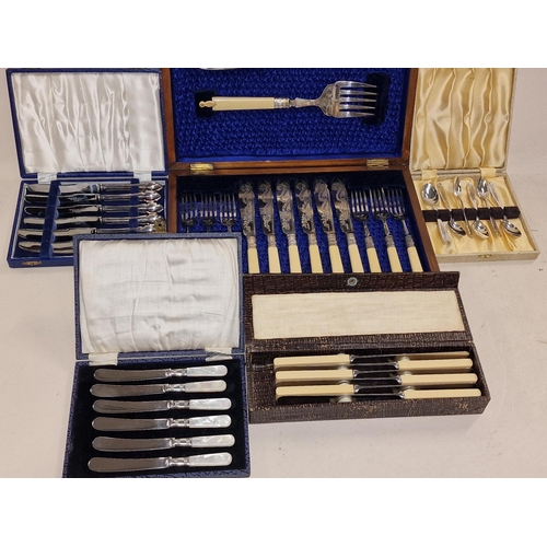 185A - Collection of vintage boxed cutlery sets to include fish knives and forks.