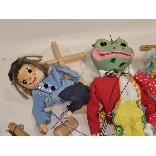 408 - Group of vintage puppets to include a Pelham Puppets clown (3).