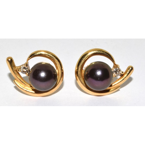 359 - 18ct gold ladies Pearl Earrings and Ring suite ring being size M