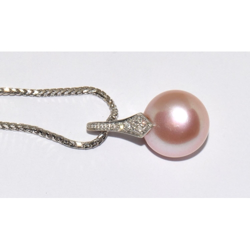 197 - 9ct white gold Pearl pendant necklace