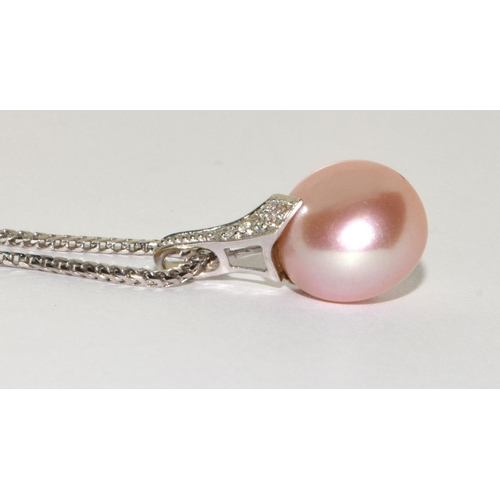 197 - 9ct white gold Pearl pendant necklace