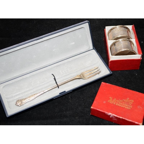 172A - Pair of Sterling Silver napkin rings and a cased sterling silver pickle fork. 87g