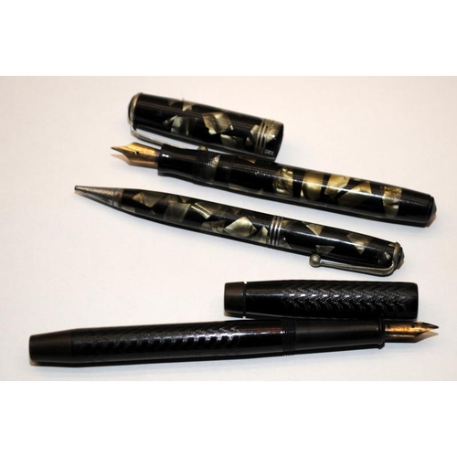 456 - Vintage Parker fountail pen & propelling pencil set in black/pearl finish c/w an Ononto fountain pen... 