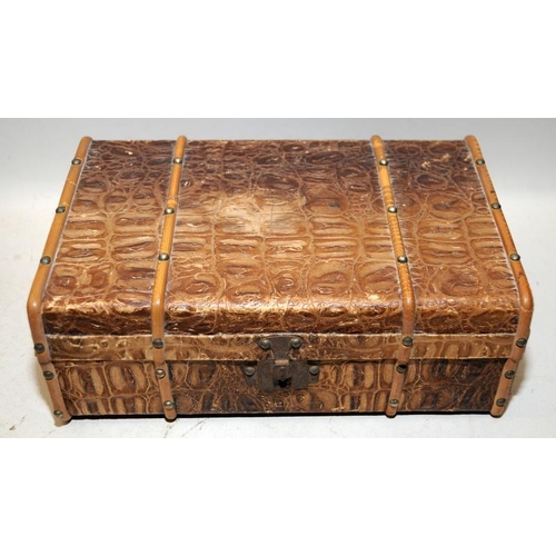 516 - A collection of vintage wooden items to include an oak box, another box fashioned as a trunk, 4 x tu... 