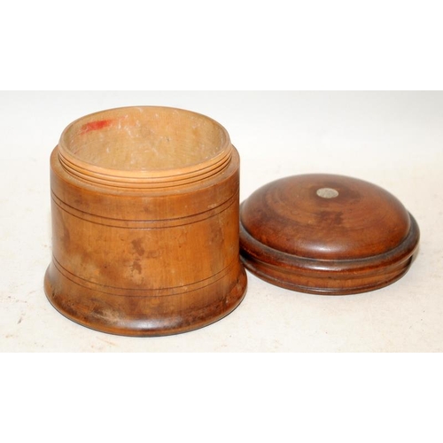 516 - A collection of vintage wooden items to include an oak box, another box fashioned as a trunk, 4 x tu... 