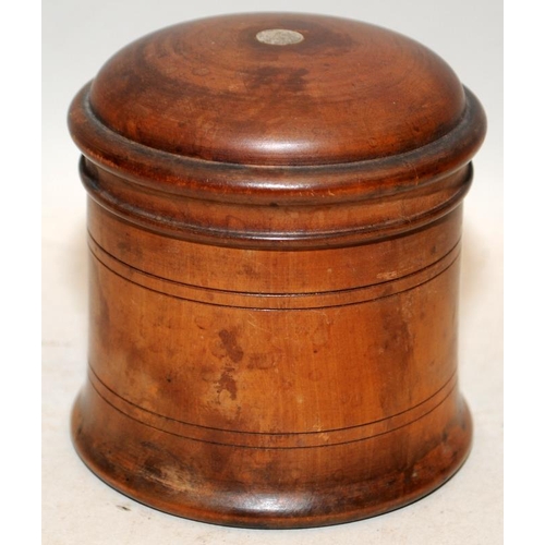 516 - A collection of vintage wooden items to include an oak box, another box fashioned as a trunk, 4 x tu... 