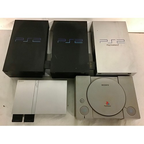 433 - SONY GAMING CONSOLES AND ACCESSORIES. This bundle includes a Sony Playstation and 4 Playstation 2 de... 