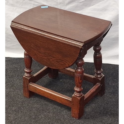 569 - Oak drop leaf twist lamp or coffee table on a tapered square base 48x50x30cm closed 48x50 x70cm open