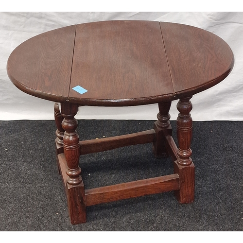 569 - Oak drop leaf twist lamp or coffee table on a tapered square base 48x50x30cm closed 48x50 x70cm open