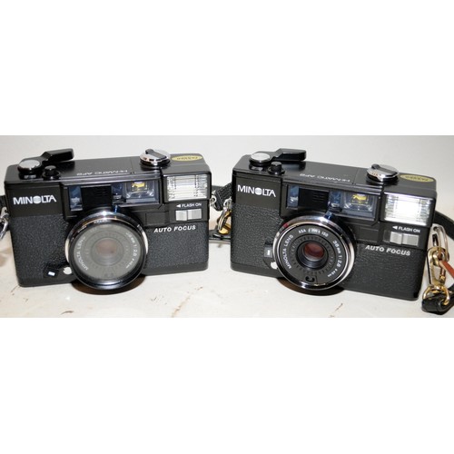 453 - Collection of vintage cameras top include 2 x Minolta Hi-Matic AF2 35mm compact cameras, Pentax Zomm... 