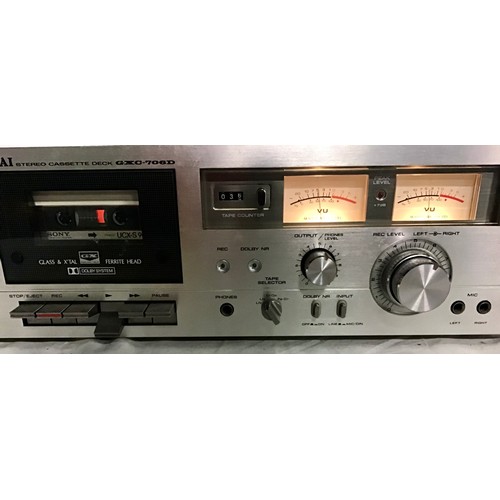 492 - AKAI STEREO CASSETTE DECK. This is model GXC-7060. Powers up and plays a tape.