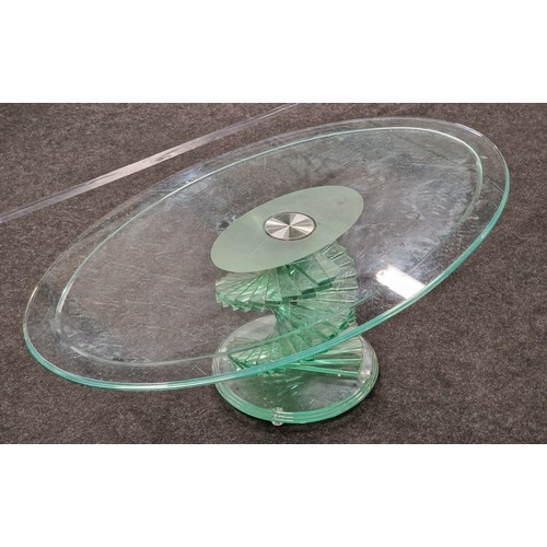 539 - Contemporary glass oval coffee table on stepped twisted glass base 42x120x70cm.