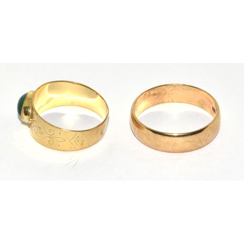 171 - 2 x 9cxt gold rings a wedding band together an Emerald set one 5.5g