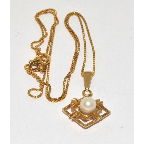 252 - 18ct gold chain with a gold Pearl set pendant 3.5g