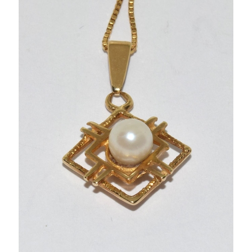 252 - 18ct gold chain with a gold Pearl set pendant 3.5g