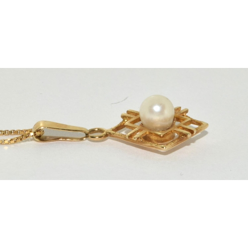 252 - 18ct gold chain with a gold Pearl set pendant 3.5g