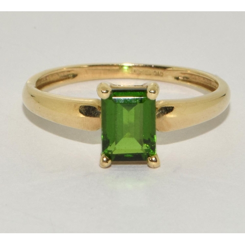 160 - A 9ct gold and semi precious green stone ring Size q