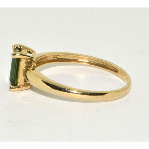 160 - A 9ct gold and semi precious green stone ring Size q