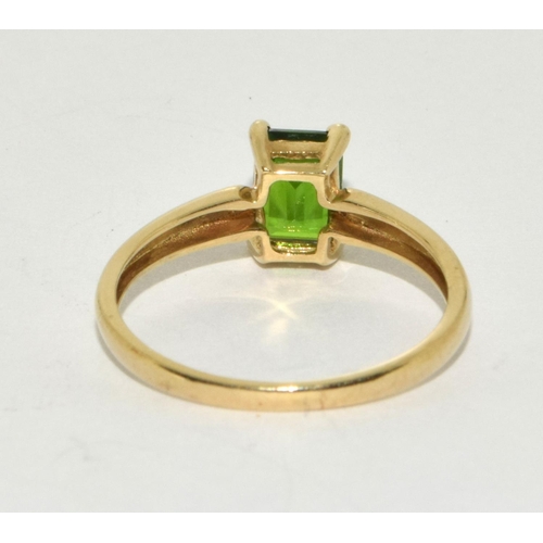 160 - A 9ct gold and semi precious green stone ring Size q