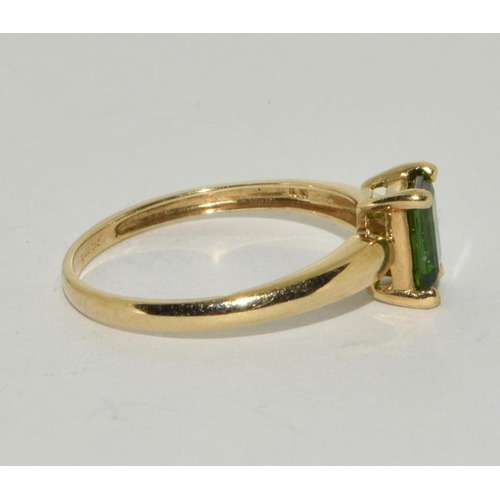 160 - A 9ct gold and semi precious green stone ring Size q