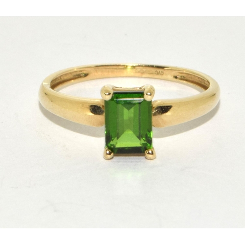 160 - A 9ct gold and semi precious green stone ring Size q