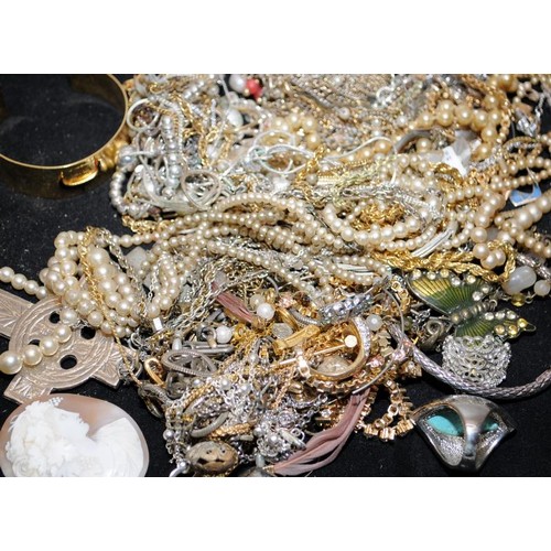 188 - A Bag of costume jewellery.