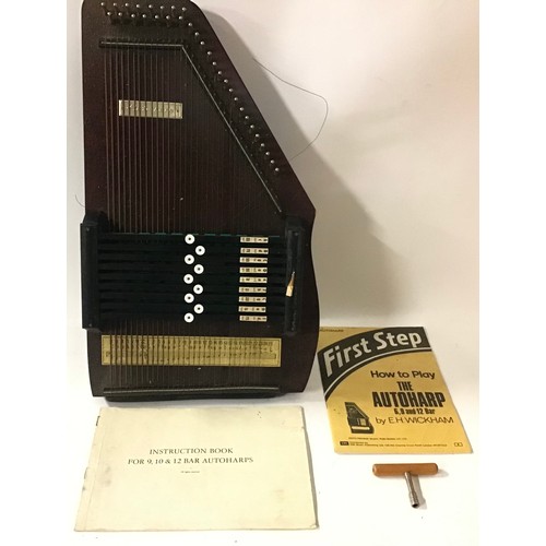 423 - A NINE BAR AUTOHARP. This instrument is found in very good condition with tuning key and instruction... 