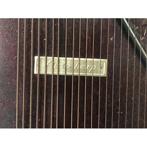 423 - A NINE BAR AUTOHARP. This instrument is found in very good condition with tuning key and instruction... 