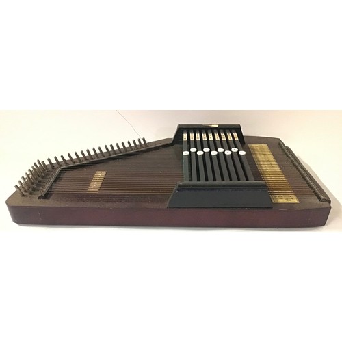 423 - A NINE BAR AUTOHARP. This instrument is found in very good condition with tuning key and instruction... 