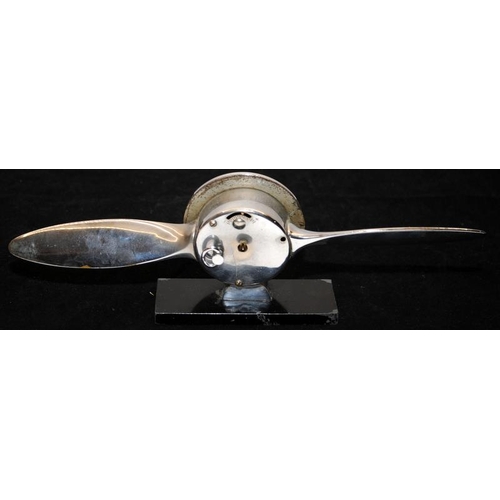 247 - Two vintage desk clocks, an Art Deco chrome example in the form of a propeller and another in the fo... 