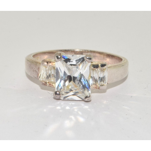 201 - A 925 silver three stone ring Size R