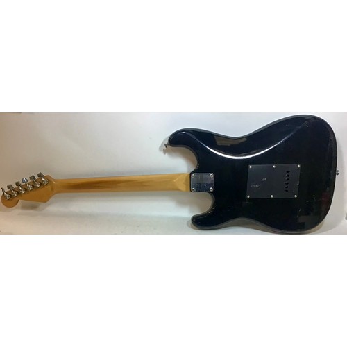 425 - APPLAUSE ELECTRIC GUITAR WITH CASE. This is a AM18T featuring 3 single pickups with a five way selec... 