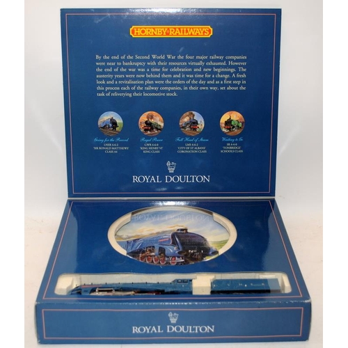 32 - Hornby and Royal Doulton collaboration commemorative plate and OO gauge LNER 4-6-2 Class A4 Locomoti... 