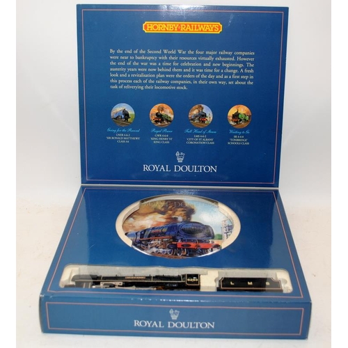 51 - Hornby and Royal Doulton collaboration commemorative plate and OO gauge LMS 4-6-2 City of St Albans ... 