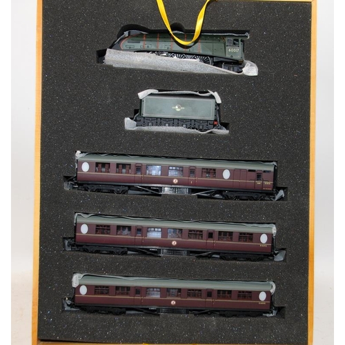 65 - Bachmann OO Gauge limited edition set The Elizabethan, comprising Class A4 Locomotive 60017 Silver F... 