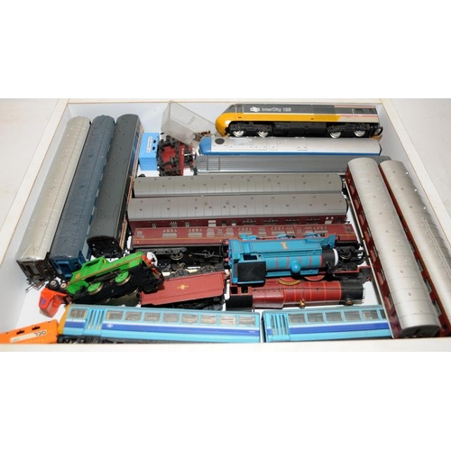 137 - A tray containing a quantity of loose OO gauge locomotives and rolling stock