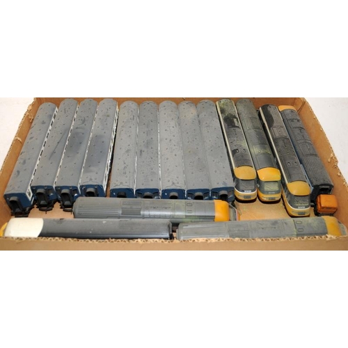 162 - A tray containing a quantity of loose OO gauge locomotives and rolling stock