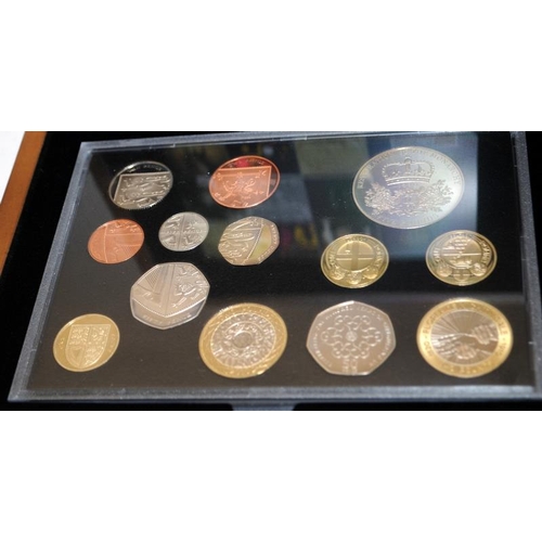 101 - Royal Mint 2010 United Kingdom Executive Proof Coin Set in wooden presentation case with certificate