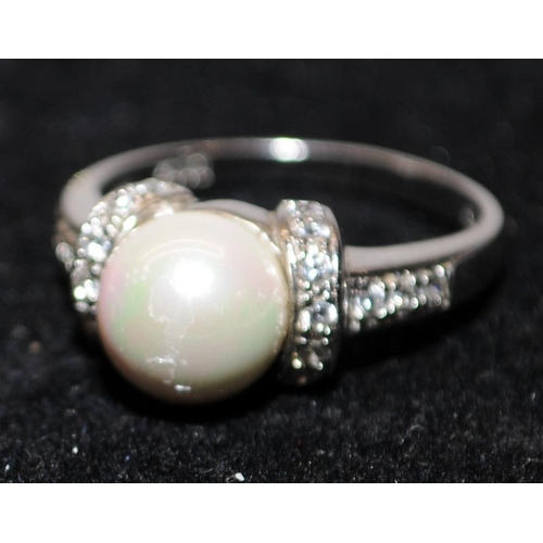 435 - Sterling silver cultured pearl with CZ shoulders ring size R