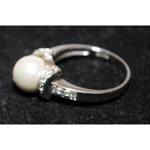 435 - Sterling silver cultured pearl with CZ shoulders ring size R